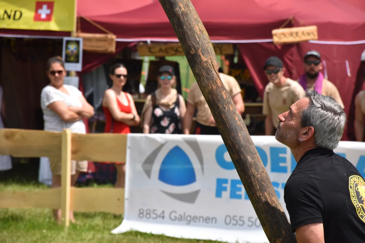 Dominik Mäder wirft einen Baumstamm.